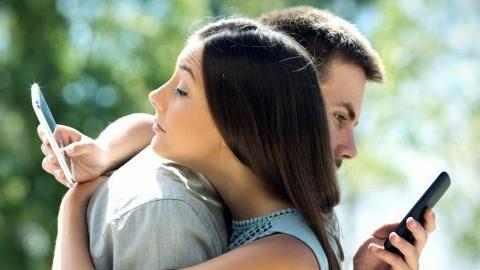 Ποια ζώδια «τιμούν το στεφάνι τους» και ποια… ξενοκοιτάζουν στην πρώτη ευκαιρία